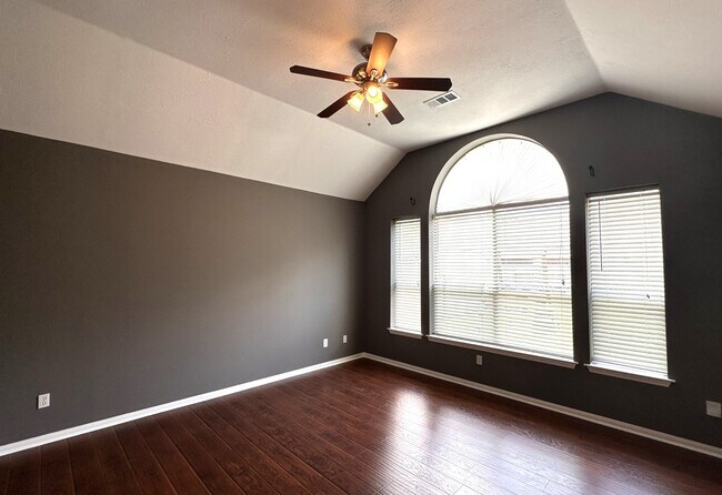 Building Photo - 8739 Saratoga Dr