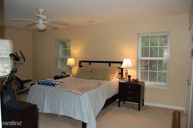 Building Photo - 9924 E Berry Dr