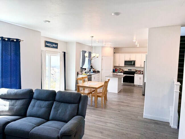 Building Photo - Beautiful Home in Excellent Magna Location!