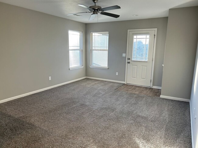 Building Photo - Single Level 2 Bed 2 Car Attached Villa in Blue Springs