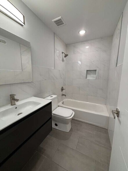 Building Photo - 2252 N Delhi St