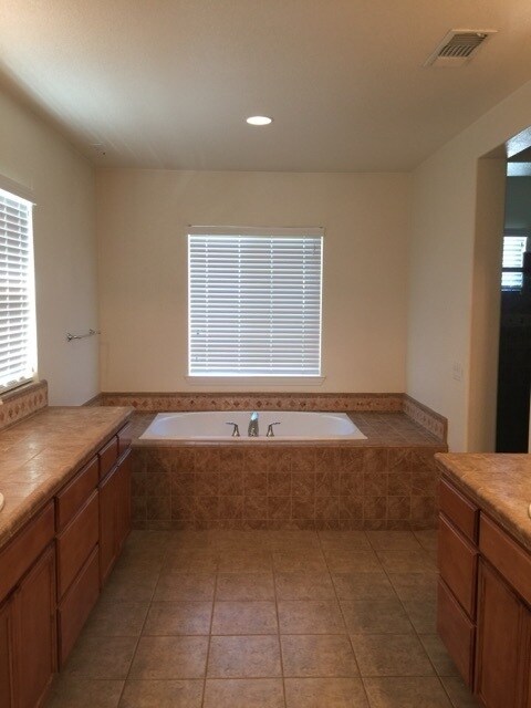 Building Photo - Manteca 4 Bedroom 1/2 bath 2 Car Garage ta...