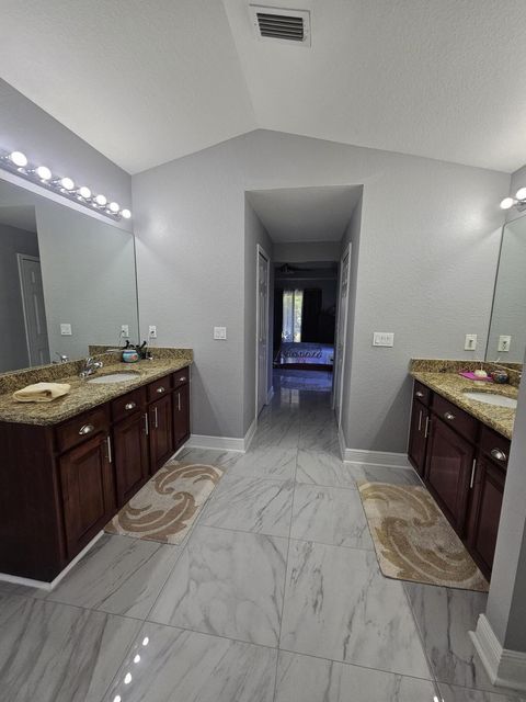 Building Photo - 5721 NW Alcazar Ter