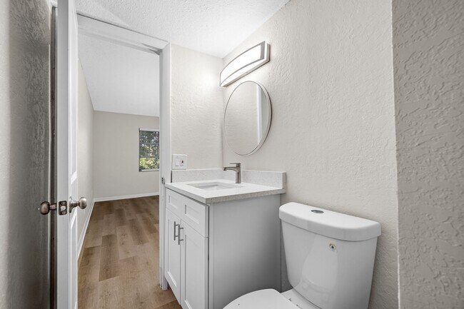Building Photo - Newly Renovated 2 Bed-2 Bath Apartment wit...