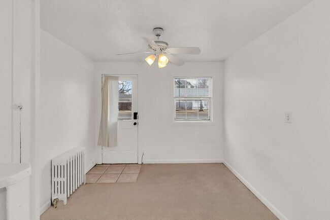 Building Photo - Bright Downtown Studio Apartment
