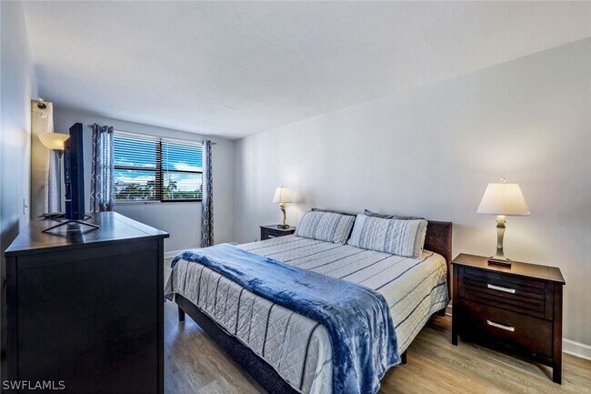 Building Photo - 803 River Point Dr