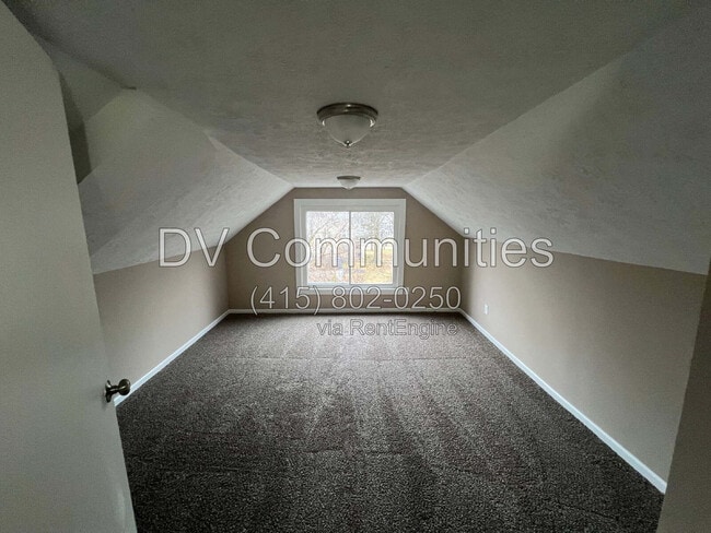 Building Photo - 872 Helmsdale Rd