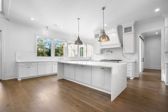 Building Photo - 3311 Skyline Dr