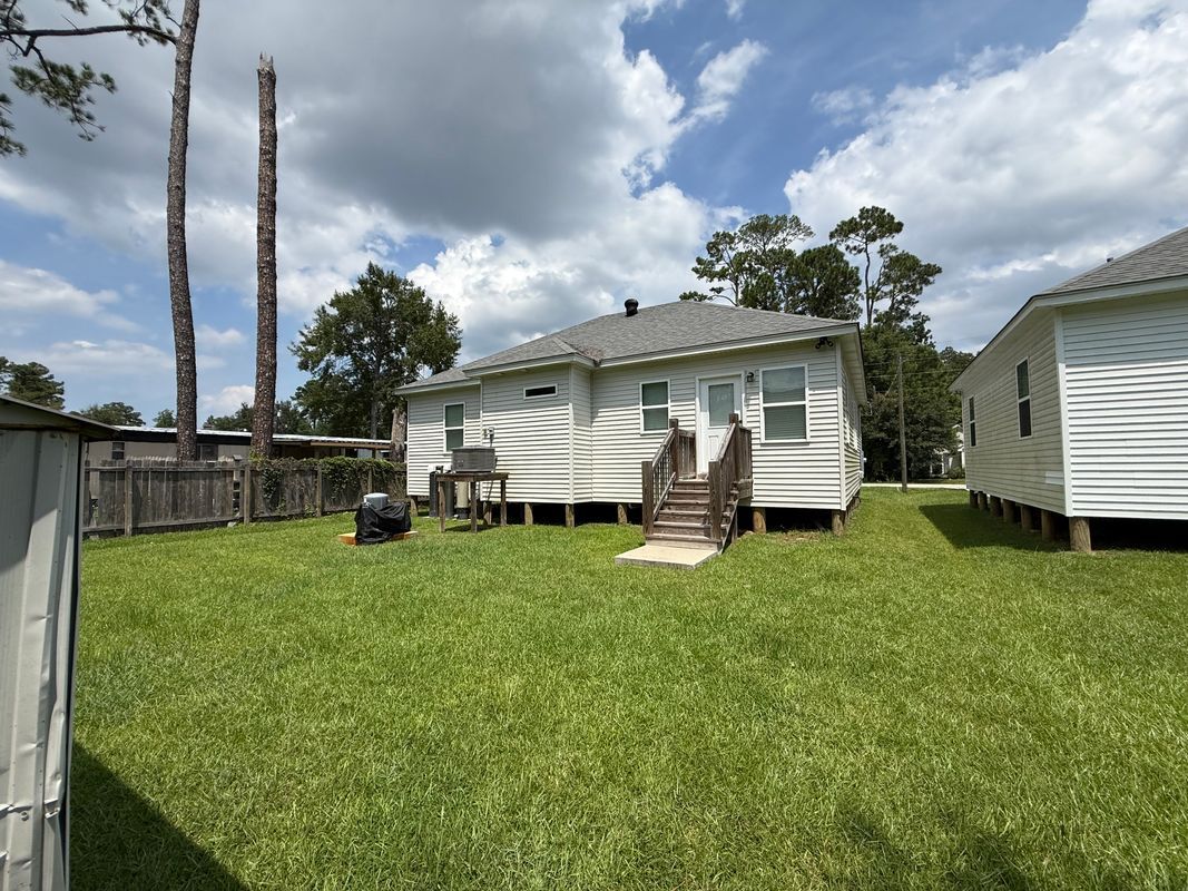 Building Photo - 57415 Oak Ave