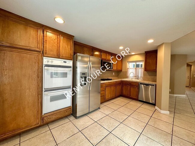 Building Photo - 3 Bedroom (2 Masters), 3 Full Bath House f...