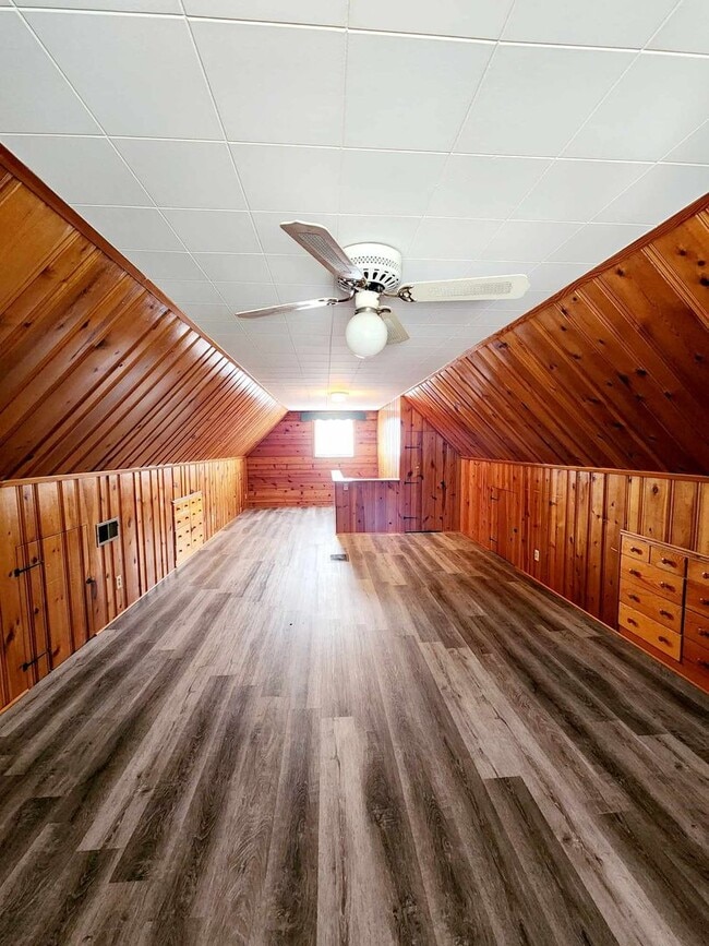 Building Photo - College Hill Rental Available NOW!