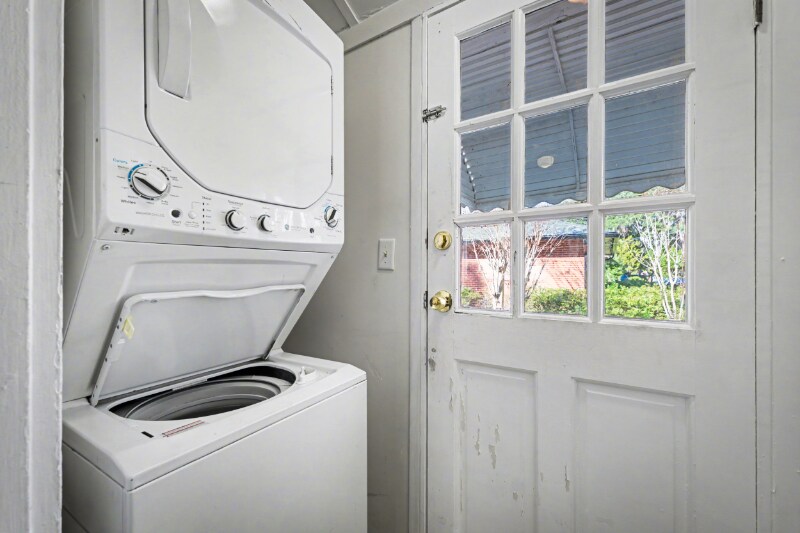 Building Photo - 2652 Merwyn Rd