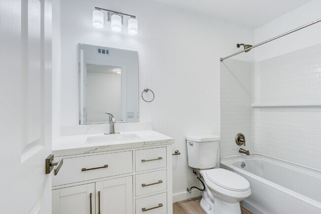 Building Photo - Renovated 3-Bedroom with Private Courtyard – Move-In Ready!