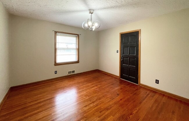 Building Photo - Updated Brick 3-Bedroom