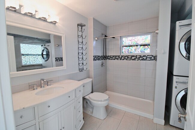 Building Photo - 3-Bed, 2-Bath Home with Spacious Fenced Yard in Pinellas Park!