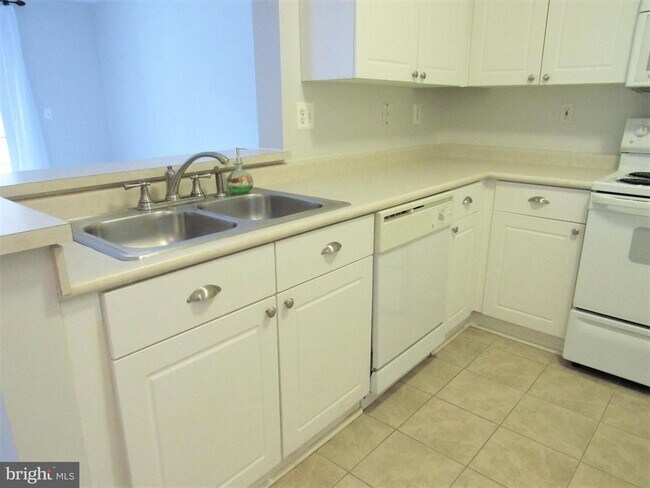 Building Photo - Gorgeous condo in a great location!