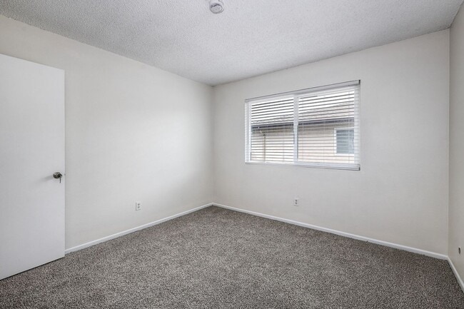Building Photo - Santee Townhome Two Weeks FREE  2/1 Prime Location