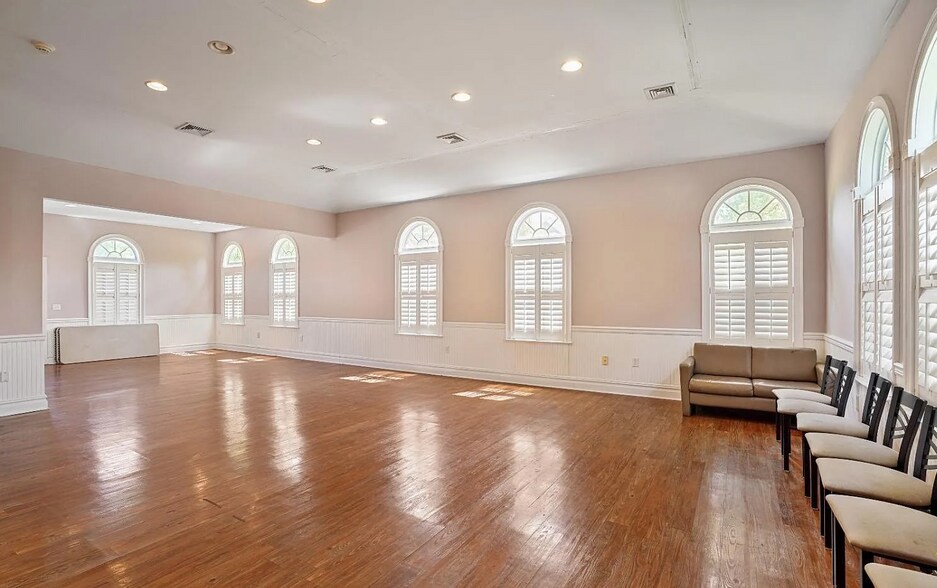 Building Photo - 194 Pinelli Dr