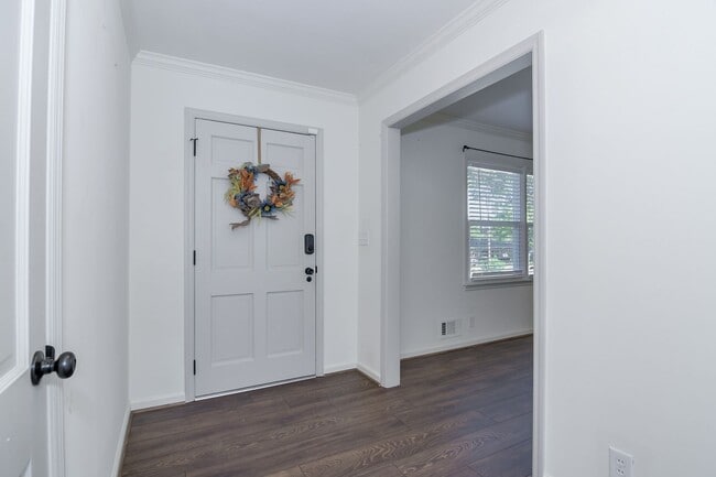 Building Photo - Southern Charm Brick Ranch Home