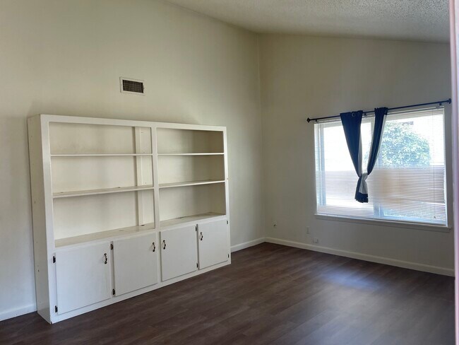 Building Photo - 37 Paseo Village