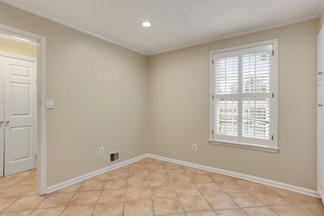 Building Photo - 2 Bed 2 Bath - Bethesda Condo - Large Outd...