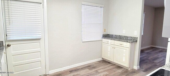 Building Photo - 340 Tropical Ln