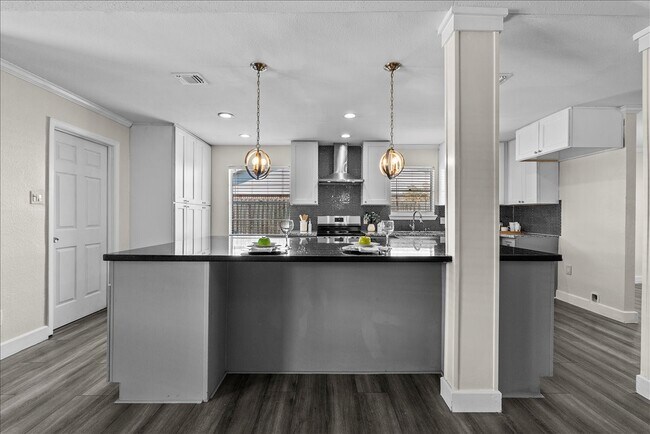 Building Photo - 15514 Diana Ln