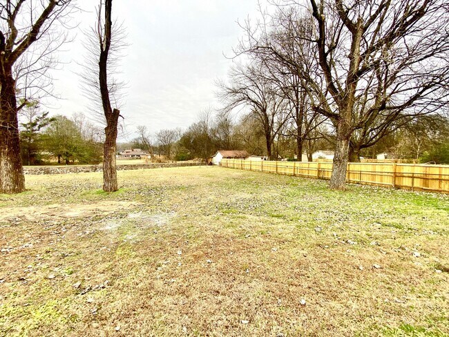 Building Photo - 2102 Fillmore Dr