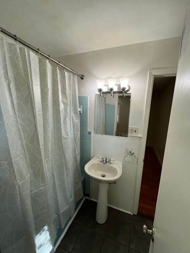 Building Photo - Charming 3-bedroom 1.5-bathroom brick home