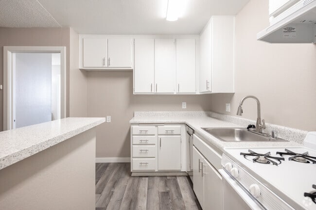 1BR, 1BA - 600SF - Kitchen - Fountain Creek Apartments