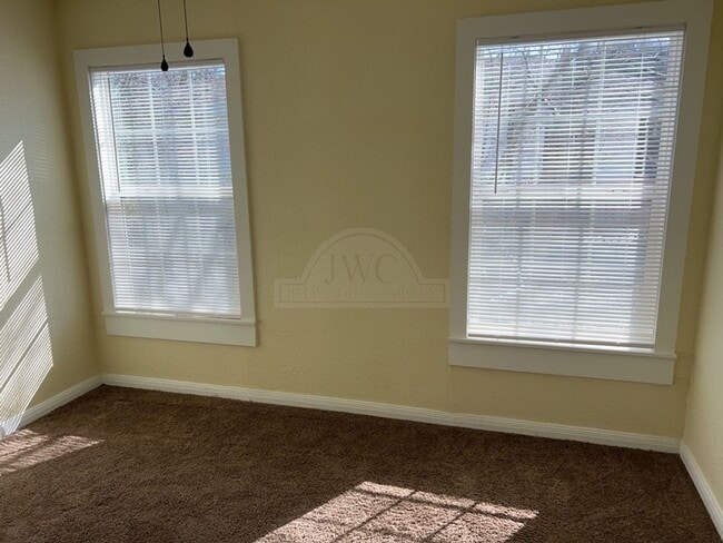 Building Photo - 515 W Kern Rd