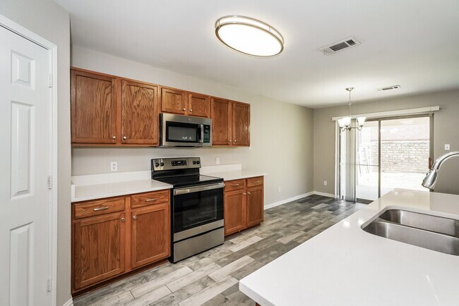 Building Photo - 5105 Raymond Dr