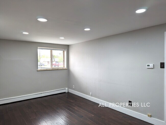 Building Photo - 1005 Newton St