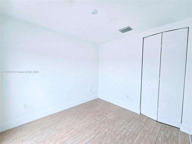 Building Photo - 6336 SW 27th St