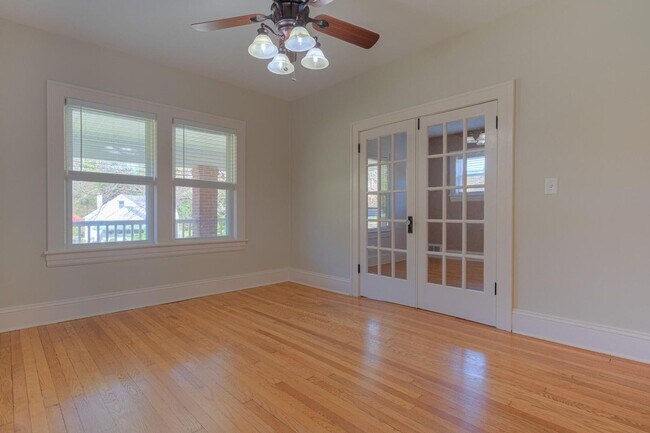 Building Photo - Grandin Court Foursquare convenient to SW City & SW Co!