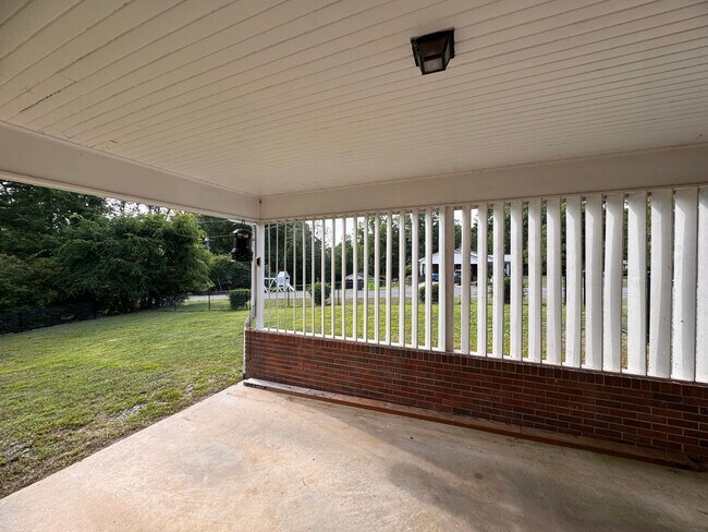 Building Photo - 3BR 1.5BA Brick Ranch in Lexington