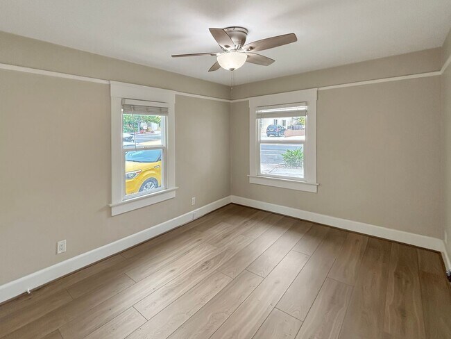 Building Photo - Charming 2BD/1BA Condo in University Heigh...