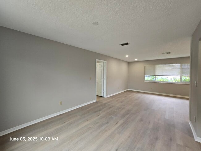 Building Photo - 427 SE Galleon Ln
