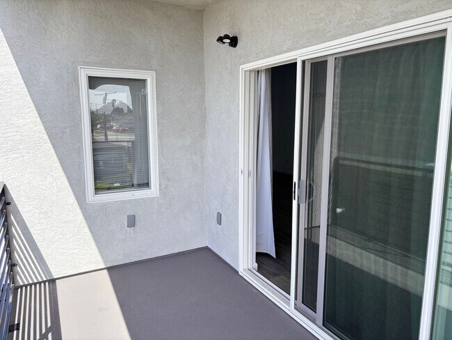 Building Photo - 2 bedrooms 2 baths home FOR RENT