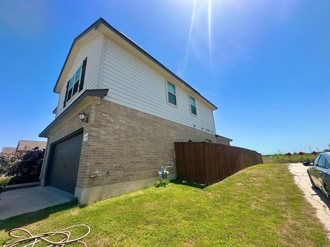Building Photo - 4 Bed 2.5 Bath in Manor Tx!