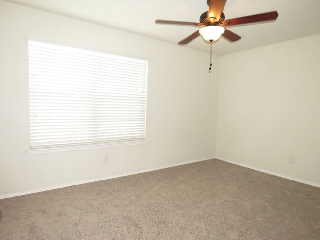 Building Photo - Beautiful Townhouse 3/2.5/2cg $2300mo
