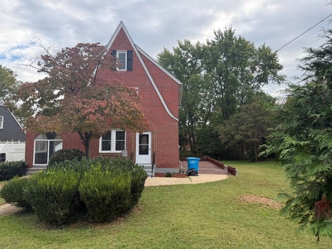 Building Photo - Spacious NE Roanoke City Home!