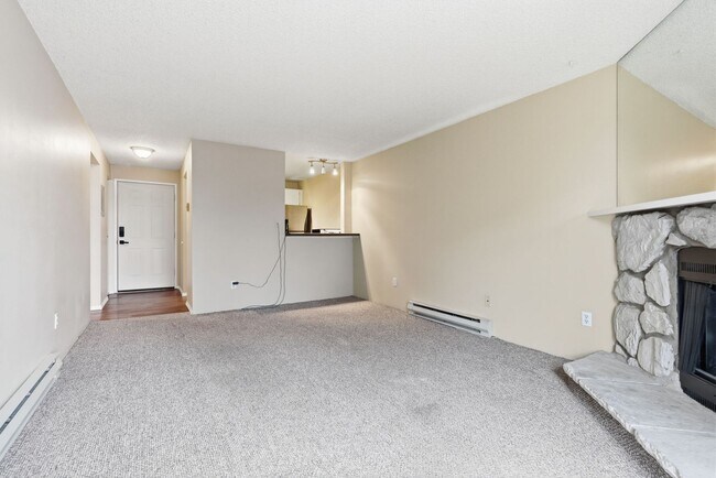 Building Photo - 6121 E 6th Ave