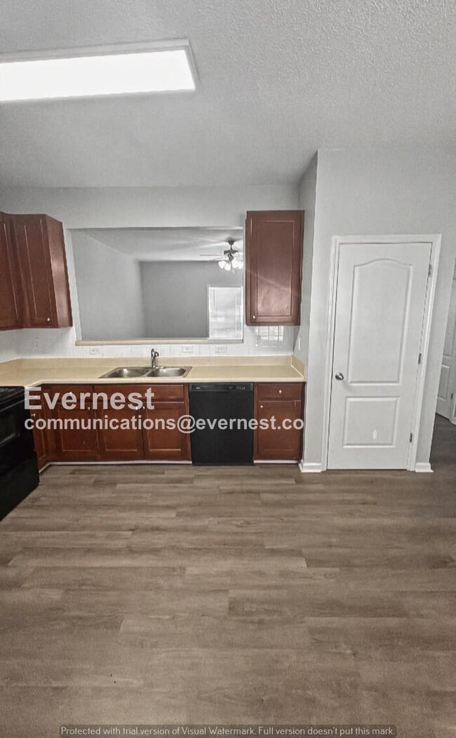 Building Photo - 3 Bed, 2.5 Bath Home with Modern Comforts / Pet-Friendly / Available Now!