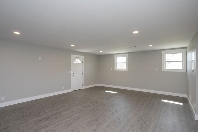Building Photo - Available June. Large house, fenced back yard, renovated, fenced back, pets ok, great for house s...