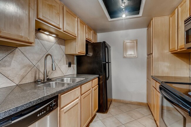 Building Photo - Stunning 2 Bedroom Near Lowry!!!!