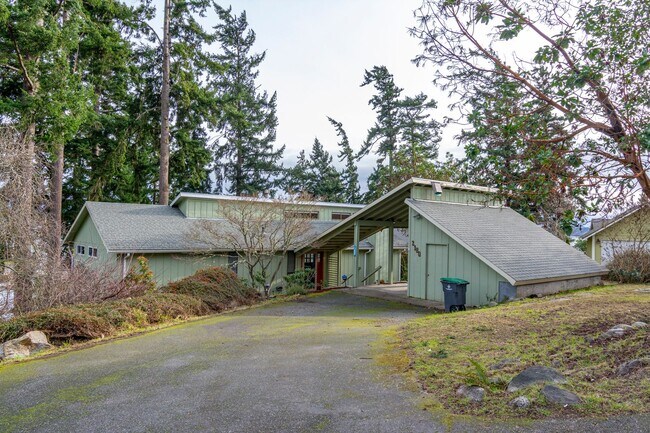 Building Photo - 3 Bed 2.5 Bath Home with a View!