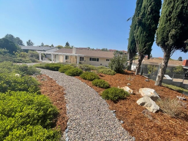 Building Photo - Awesome home on massive lot, 55+ community