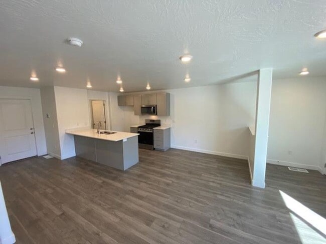 Building Photo - Coming Soon! 3 Bedroom 2 bath with Garage-...