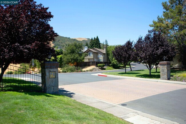 Building Photo - 1319 Strawberry Ct